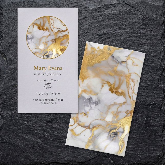 Die moderne Visitenkarte aus weißem und goldenem M (White and gold marble effect modern business card.)