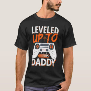 Die Mönche sind bald bis zu Daddy geklettert, um s T-Shirt