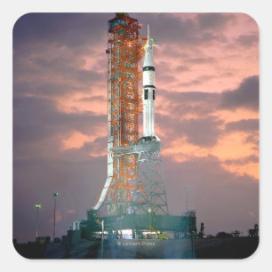 Die Morgendämmerung bricht hinter ASTP Saturn IB C Quadratischer Aufkleber