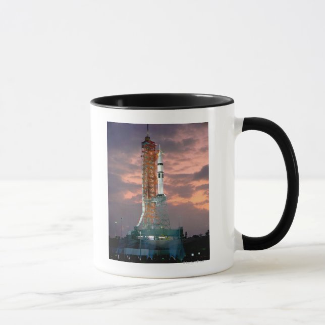 Die Morgendämmerung bricht hinter ASTP Saturn IB C Tasse (Rechts)