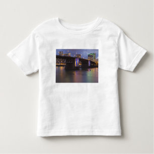 Die Morrison-Brücke über den Fluss Willamette Kleinkind T-shirt