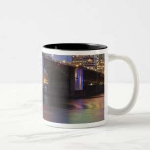 Die Morrison-Brücke über den Willamette-Fluss Zweifarbige Tasse
