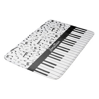 Die Musiknoten und die Piano-Tasten sind in Schwar Badematte