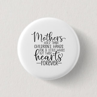 Die Mütter halten ihre Kinder für ein wenig Button