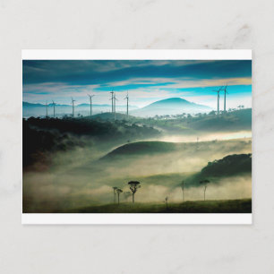 Die mysteriöse Morgenlandschaft auf dem Windpark Postkarte
