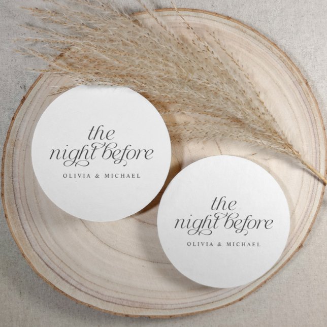 Die Nacht vor dem eleganten Hochzeitsessen der Pro Runder Pappuntersetzer (Round black and white rehearsal dinner coasters with elegant script, styled on rustic wood.)