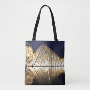 Die Nachtansicht der gläsernen Pyramide des Musee 