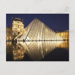 Die Nachtansicht der gläsernen Pyramide des Musee Postkarte