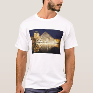 Die Nachtansicht der gläsernen Pyramide des Musee T-Shirt