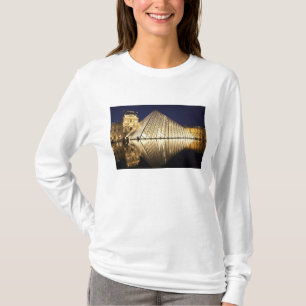 Die Nachtansicht der Glaspyramide des Musee du T-Shirt