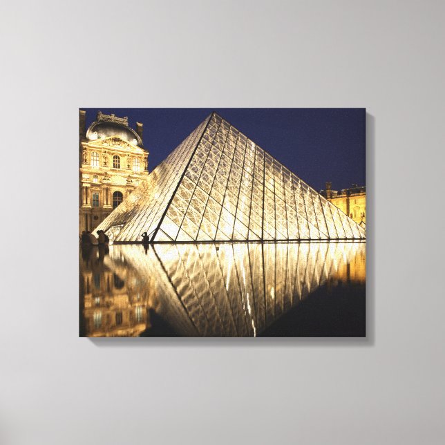 Die nächtliche Aussicht auf die gläserne Pyramide  Leinwanddruck (Vorderseite)