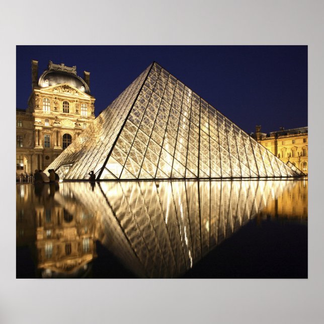 Die nächtliche Aussicht auf die gläserne Pyramide  Poster (Vorne)