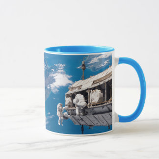 Die NASA-Astronauten im Bahn-Raum-Schiff Tasse