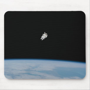 Die NASA-AstronautSpacewalking über Erde Mousepad