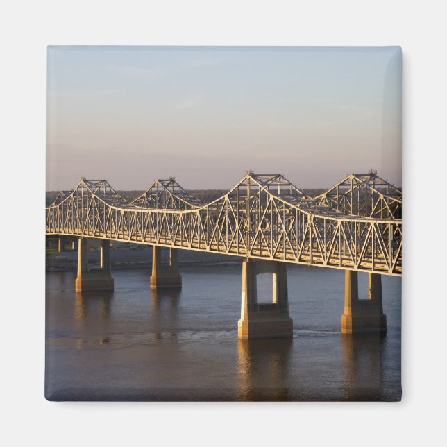 Die Natchez-Vidalia-Brücke, die über die Magnet (Vorne)