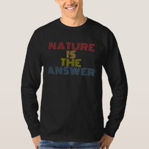 Die Natur ist die Antwort Wandern Camping Retro Vi T-Shirt