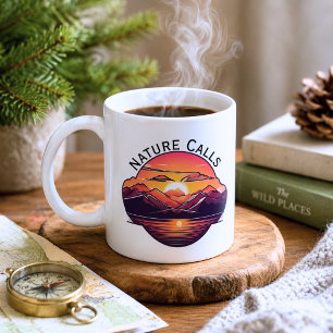Die Natur ruft den Sonnenuntergang der Berge Kaffeetasse