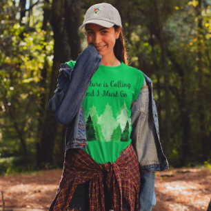 Die Natur ruft und ich muss zu Tannen Grafik T-Shirt