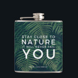 Die Natur Versage Ihnen nie Palmen zu zitieren Flachmann<br><div class="desc">Großartiges Zitat von Frank Lloyd Wright - Bleibe der Natur wird es Sie nie versagt - grüne tropische Palmenblätterflasche für Naturliebhaber.</div>