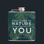 Die Natur Versage Ihnen nie Palmen zu zitieren Flachmann<br><div class="desc">Großartiges Zitat von Frank Lloyd Wright - Bleibe der Natur wird es Sie nie versagt - grüne tropische Palmenblätterflasche für Naturliebhaber.</div>