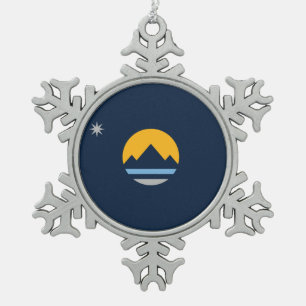 Die neue Flagge von Reno, Nevada Schneeflocken Zinn-Ornament