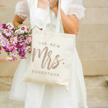 Die neue Frau Personalisiert Bride Tragetasche<br><div class="desc">Zeigen Sie Ihren neuen Nachnamen mit unserer super niedlichen personalisierten Braut Tasche! Design Features "die neuen mrs. [lastname]" in neutraler taupe handgeschriebene Schriftzeichen. Einfache Anpassung mit dem bereitgestellten Vorlagenfeld. Ein großartiges Geschenk für eine frisch verheiratete oder frisch gebackene Braut.</div>