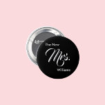 Die neue Vorlage für schwarze und weiße Schrift Button<br><div class="desc">Sie können diese "neue Frau"-Schaltfläche mit dem neuen Nachnamen der Braut personalisieren. Frau erscheint in einem weißen Skript (Typografie). Der Knopf ist schwarz.</div>
