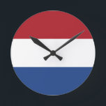 die Niederlande Runde Wanduhr<br><div class="desc">Flagge der Niederlande. Die Flagge der Niederlande ist von Rotem, von weißem und Blau horizontales Tricolour. Sie horcht zurück zu Karls der Große Zeit. Varianten der Flagge sind seit 1572 gebräuchlich gewesen und im Jahre 1937 wurde die Flagge offiziell als die Staatsflagge der Niederlande und des Königreiches der Niederlande formalisiert....</div>