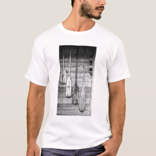 Die Ohren hängen an einem Holzschuppen in Big Cyp T-Shirt