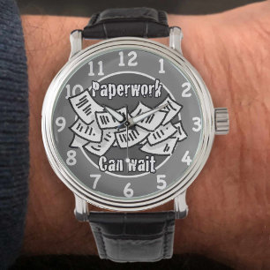 Die Papierarbeit kann warten. Buchhalter Armbanduhr
