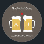 Die perfekte Gastgeschenk Hochzeit Aufkleber/ Umsc Runder Aufkleber<br><div class="desc">Der perfekte Aufkleber für Paare,  die eine Liebe Bier gemeinsam haben,  ist perfekt geeignet für Aufkleber oder Umschlag Aufkleber. Entsprechende Einladungen unter berryberrysweet.com</div>