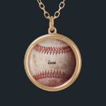 Die personalisierte Halskette der<br><div class="desc">Ein wunderbares Geschenk für eine Teammamma oder größten weiblichen einen Fan des Baseballs.  Goldende und Druckbild- und Gewohnheitstext. Sie können Ihr eigenes Foto anstelle dieses verwitterten Baseballbildes sogar laden. 

Ursprüngliches Baseball-Foto durch Becky Nimoy</div>