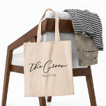 Die Personalisierte Minimalistische Hochzeit Tragetasche<br><div class="desc">Diese schicke,  einfache Bräutigtasche enthält Ihren Namen unter eleganter schwarzer Typografie,  die The Groom liest. Diese eleganten,  modernen Brautparty-Geschenke für Ihre Hochzeit oder Junggesellenabend können individuell gestaltet werden.</div>