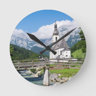 Die Pfarrkirche Ramsau in Bayern, Deutschland Runde Wanduhr