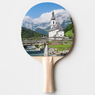 Die Pfarrkirche von Ramsau in Bayern, Deutschland Tischtennis Schläger