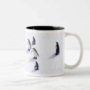 Die Pinguine, die Fußball spielen Zweifarbige Tasse