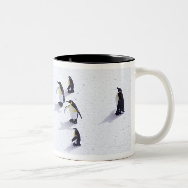 Die Pinguine, die Fußball spielen Zweifarbige Tasse (Rechts)