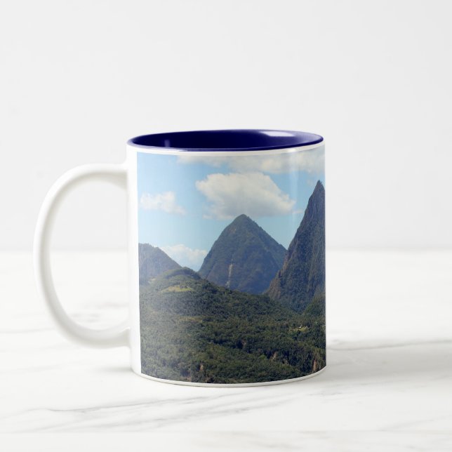 Die Pitons und das Soufriere Zweifarbige Tasse (Links)