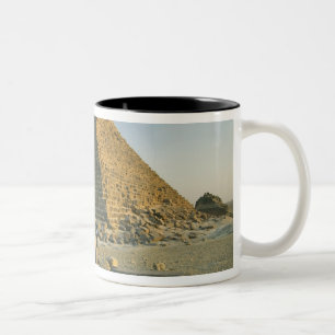Die Pyramiden von Giza, die fast 5000 2 Zweifarbige Tasse