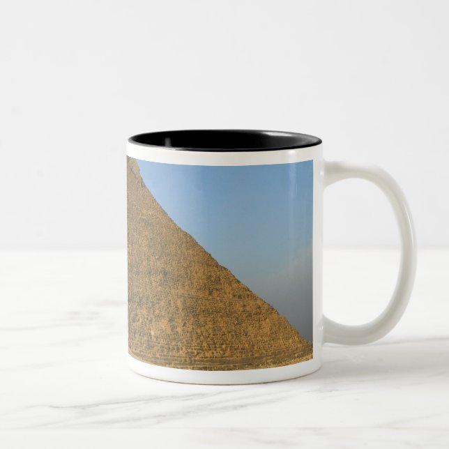 Die Pyramiden von Gizeh, die fast 5000 sind Zweifarbige Tasse (Rechts)