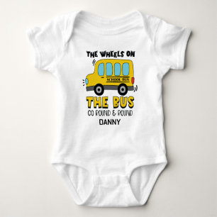 Die Räder im Bus fahren und runden Baby Strampler
