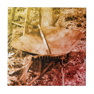 Die rauen Gartenwerkzeuge stören Schwarz und Weiß Fliese