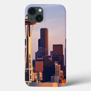 Die Raum-Nadel ist ein Turm an der Dämmerung in iPhone 13 Hülle