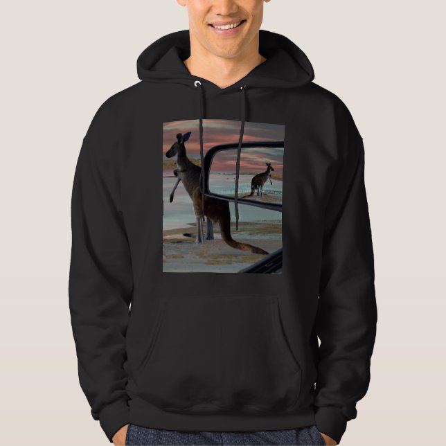 "Die Reflektionen der Wildnis: Ein Kangaroo am Str Hoodie (Vorderseite)