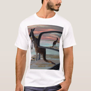 "Die Reflektionen der Wildnis: Ein Kangaroo am Str T-Shirt
