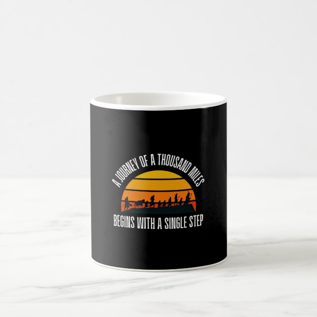 Die Reise tausender Meilen beginnt mit einem Singe Kaffeetasse (Mittel)