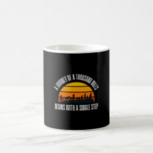 Die Reise von tausend Meilen beginnt mit einem Ges Kaffeetasse