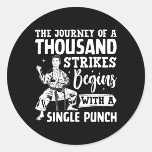 Die Reise von tausend Streiks beginnt mit einem Si Runder Aufkleber