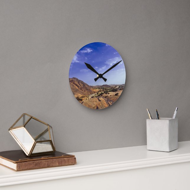 Die reizvolle Schönheit der Wüste unter einem blau Runde Wanduhr (Büro)