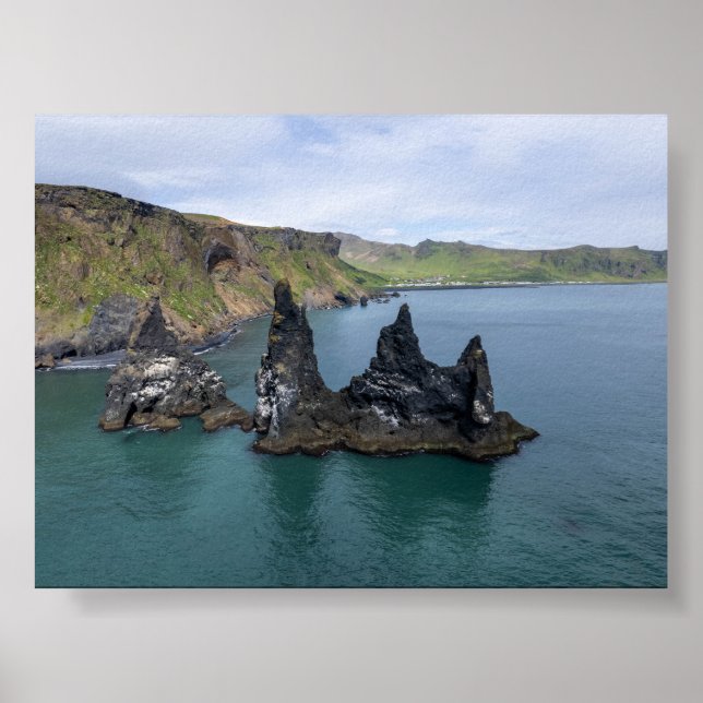 Die Reynisdrangar-Felsformationen in Island Poster (Vorne)